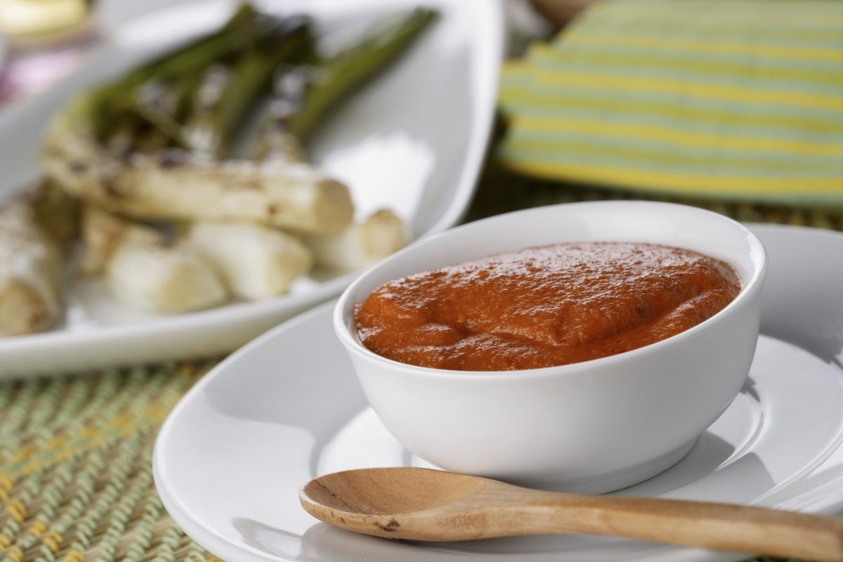 Come preparare i Calçots e salsa romesco a casa: una ricetta semplice per cucinarli al forno o nella friggitrice ad aria