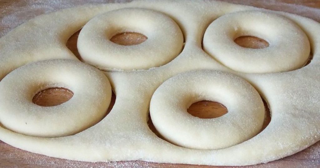 Come preparare le ciambelle ripiene? Ricetta per la migliore pasta sfoglia