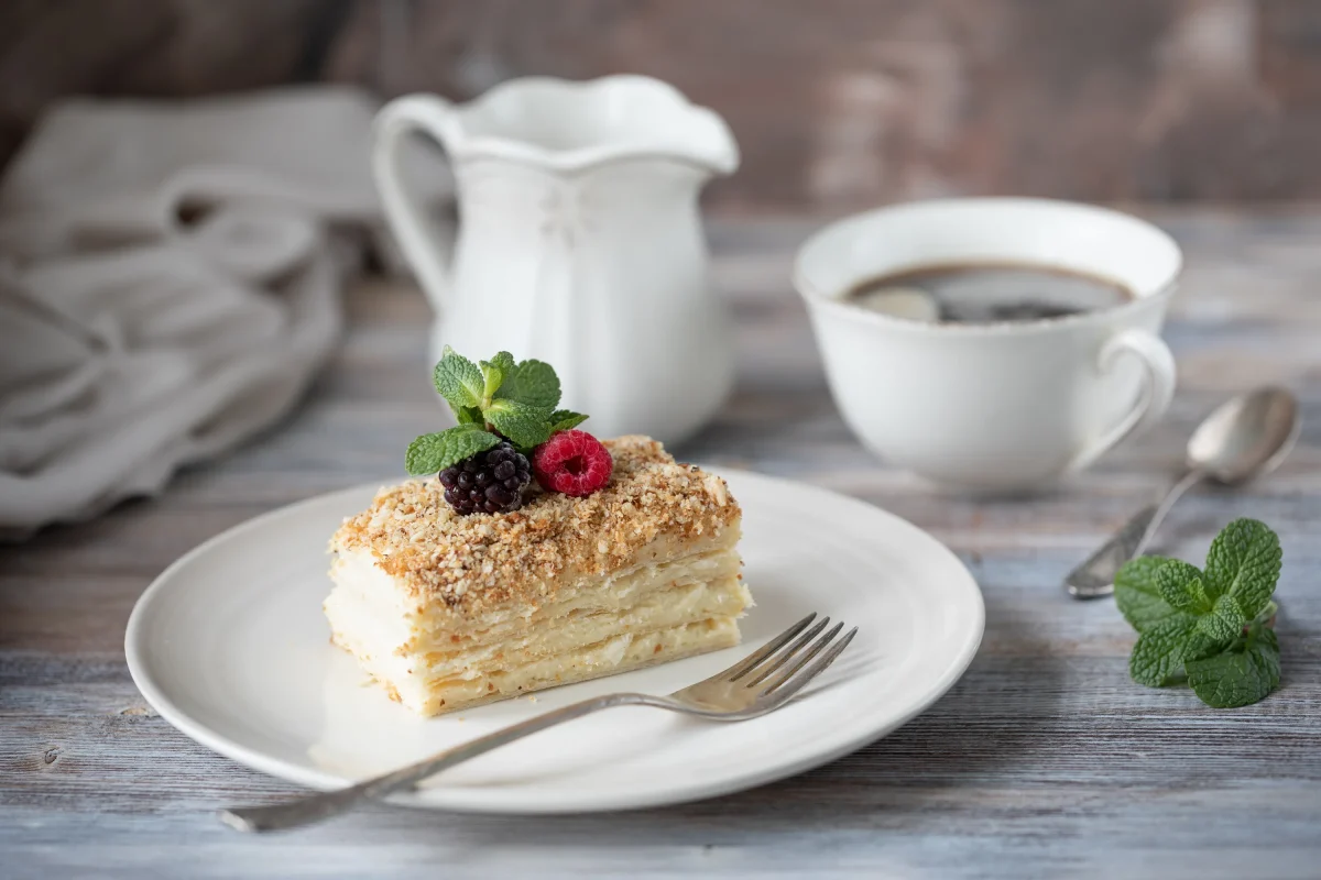 Consiglio il dessert perfetto. La torta Napoleon senza cottura non richiede molto sforzo per assaporare il suo sapore straordinario.