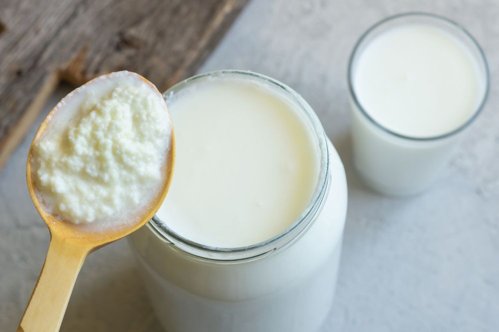 Prendo una tazza di latticello e in pochi minuti ho una torta meravigliosa. La ricetta è molto semplice e il risultato è molto gustoso.