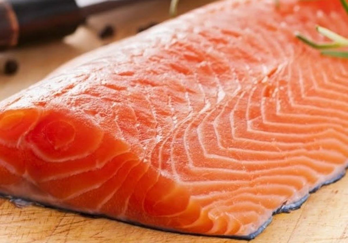 Salmone succoso in 8 minuti. Prima di infornare, strofino il pesce con una marinata segreta.