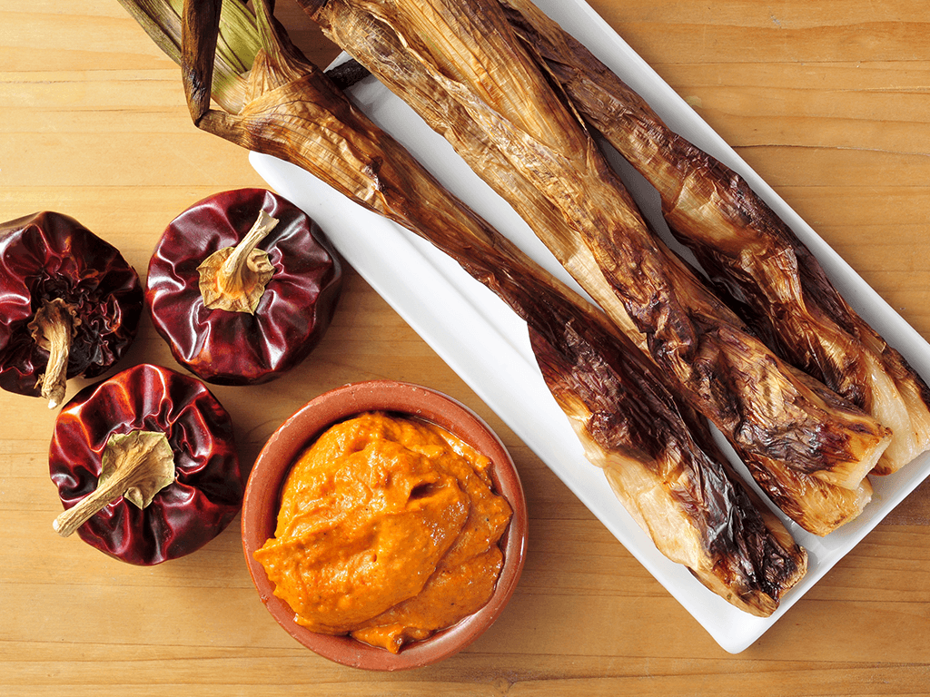 Calçots e salsa romesco